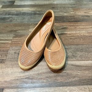 Clarks Collection Soft Cushion Perforated Espadrille Flat. Ladies size 9